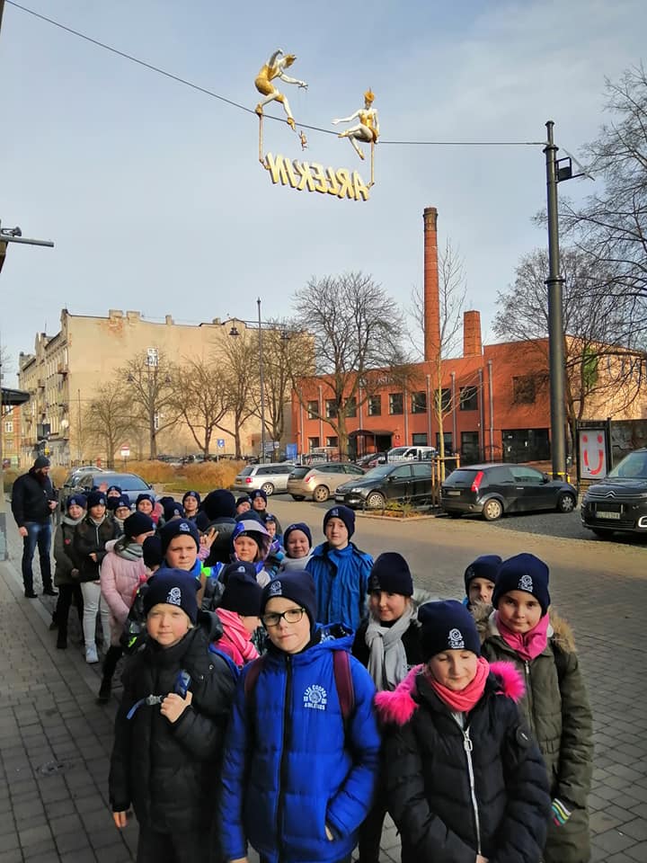 Dzieci przed Teatrem Arlekin 