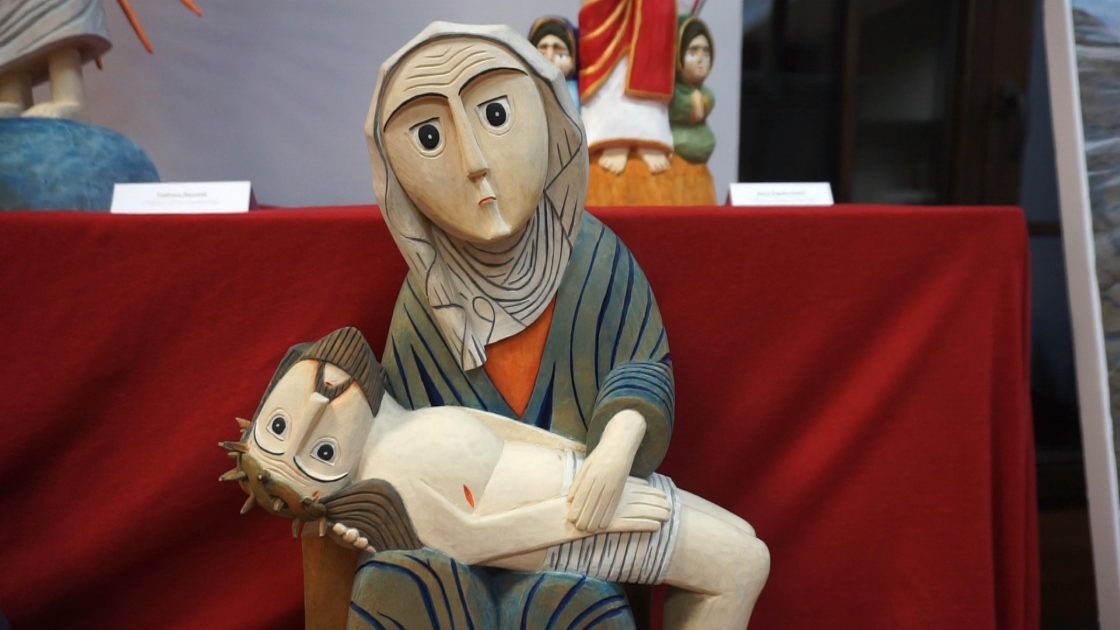 Rzeźba z drewna przedstawiająca Maryję z Chrystusem na rękach