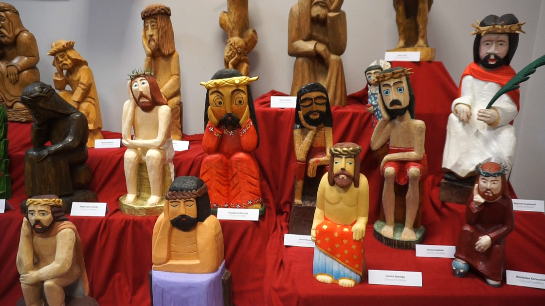 Rzeźby Chrystusa, prace z drewna
