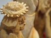 Chrystus-Frasobliwy/ rzeźba z jasnego drewna przedstawiająca Chrystusa Frasobliwego