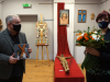 Organizatorzy/Marek Smuga i Danuta Wachowska na tle wystawy z rzeźbami Chrystusa