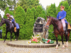 Dwaj mężczyźni na koniach przy pomniku