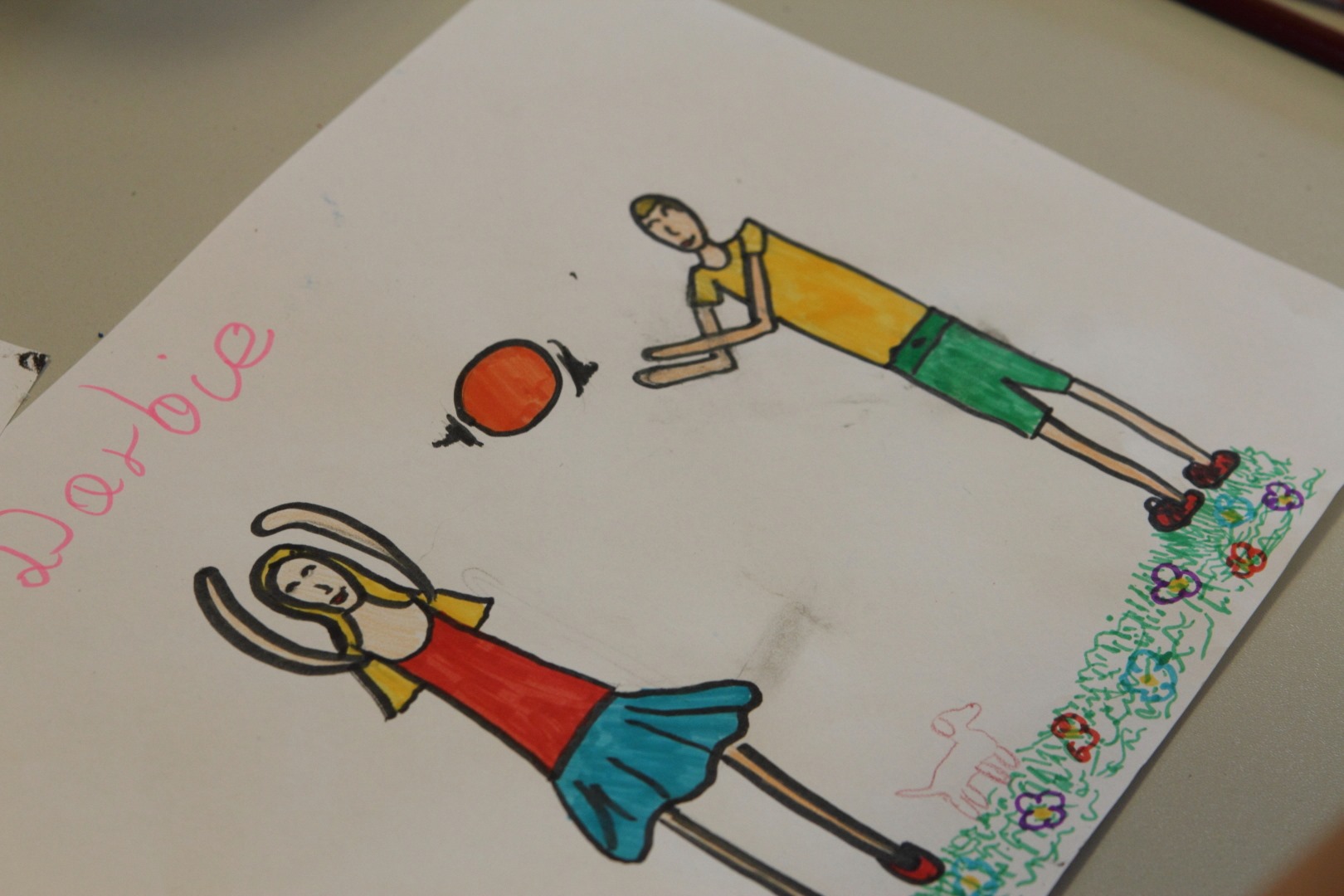 Zdjęcie przedstawia dziecięcy rysunke, na którym widnieją dwie postacie dziewczynka i chlopiec
