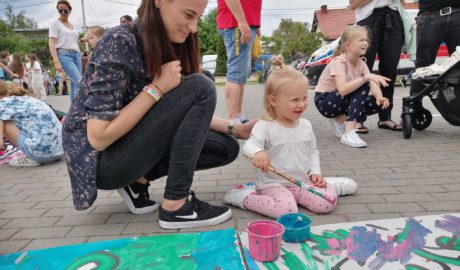 dziewczynka z mamą maluje farbami