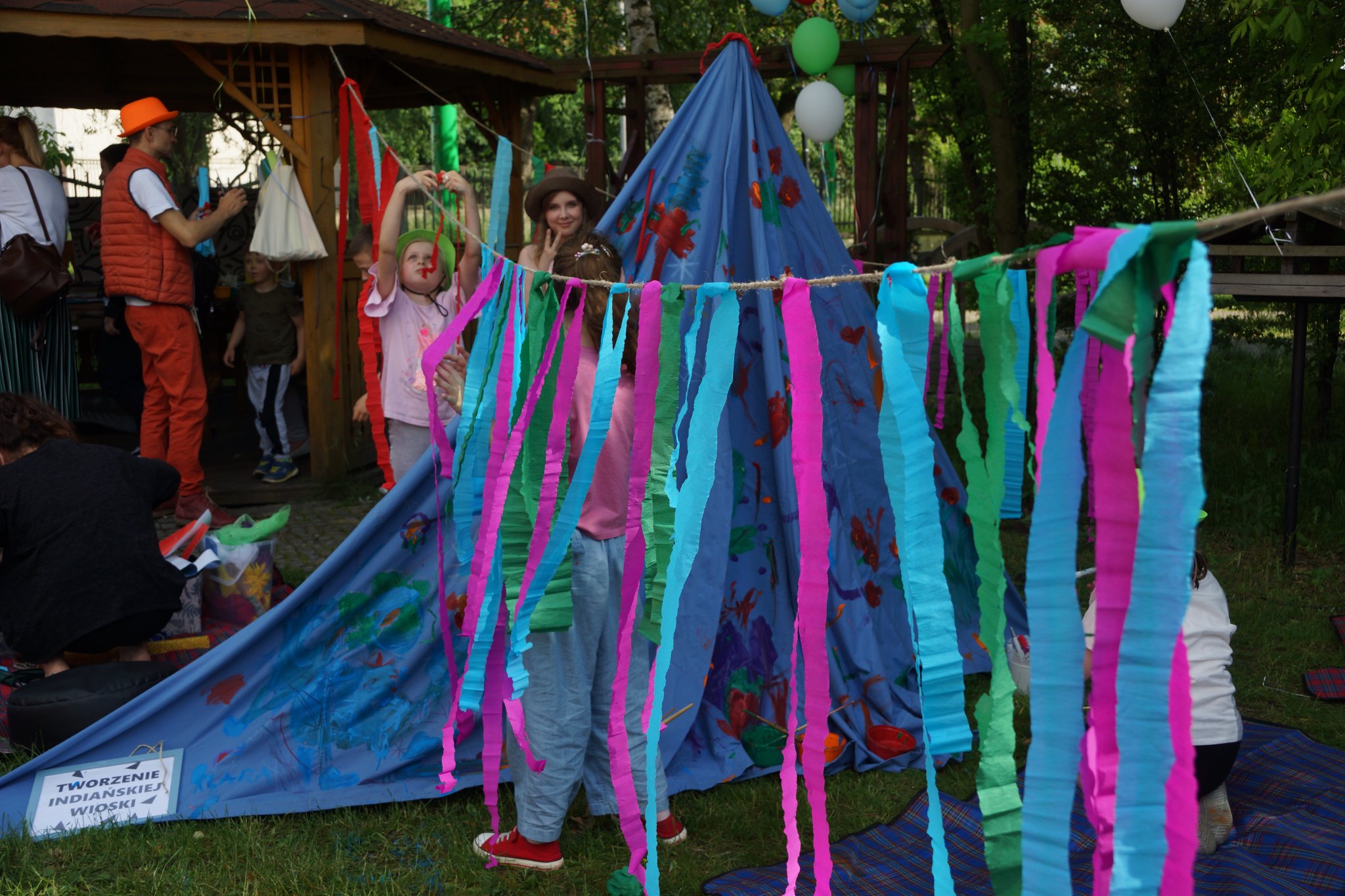 kolorowy namiot ze wstążeczkami na sznurku 