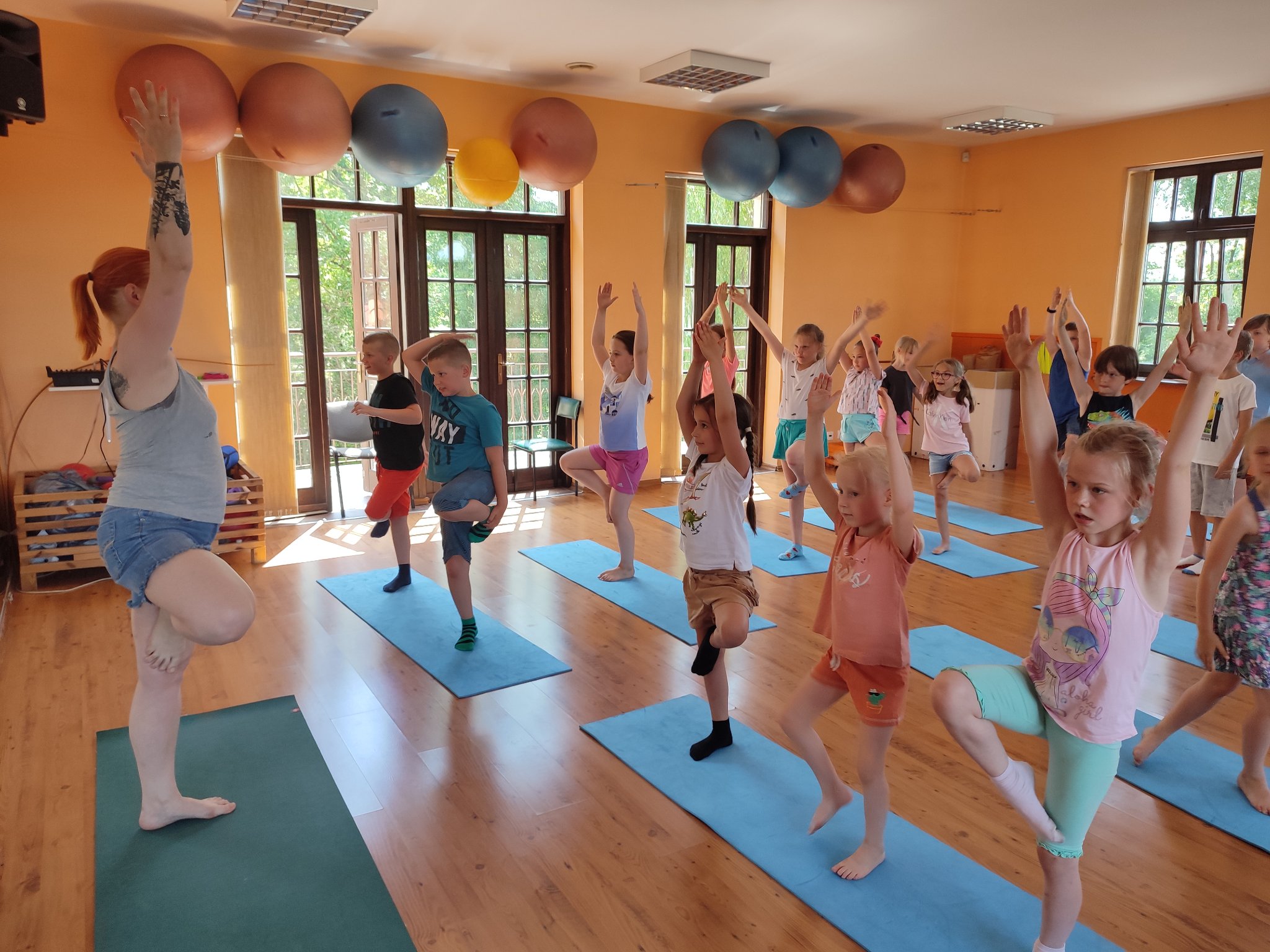 dzieci ćwiczą yogę