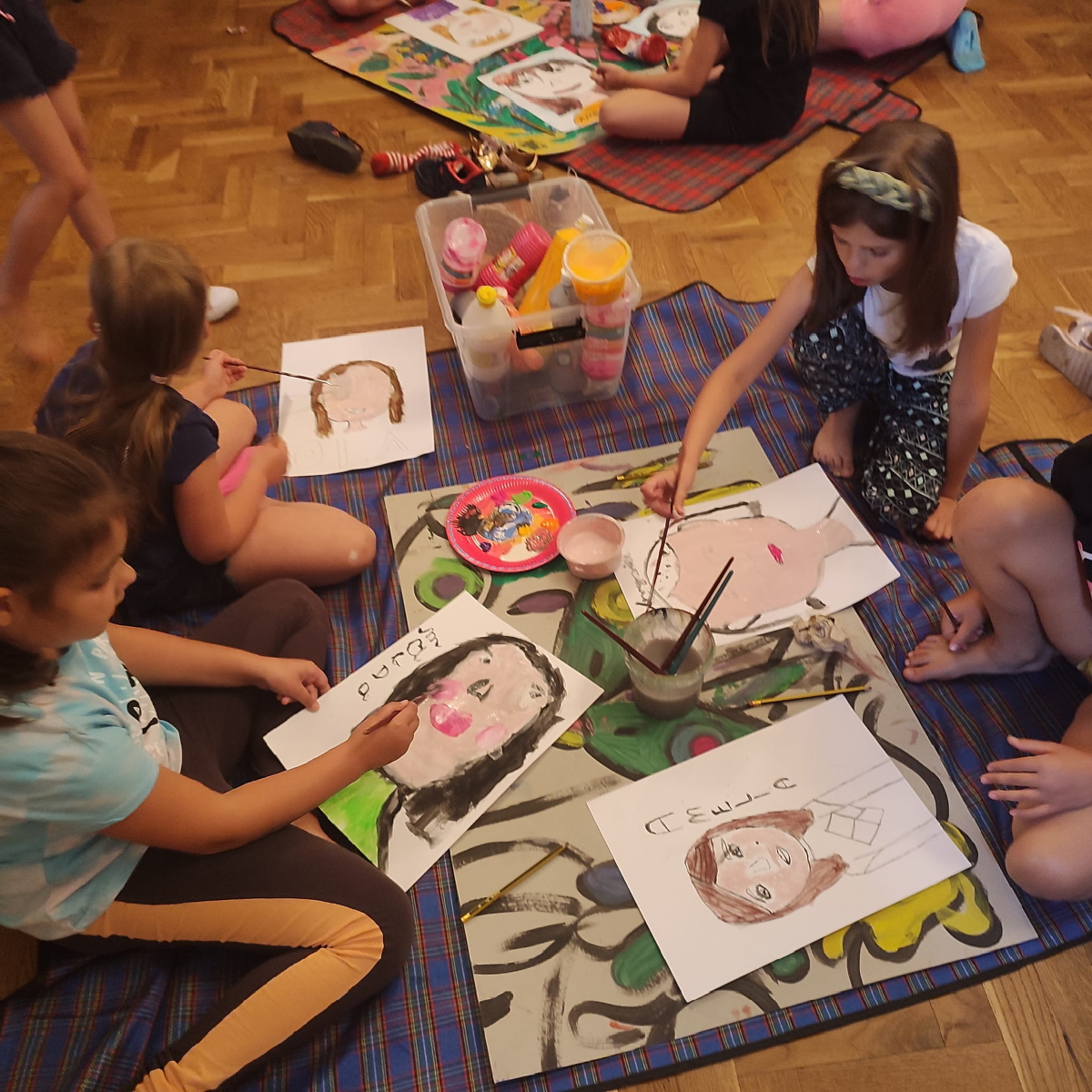 dzieci rysują swoje portrety. na zdjęciu trzy dziewczynki 