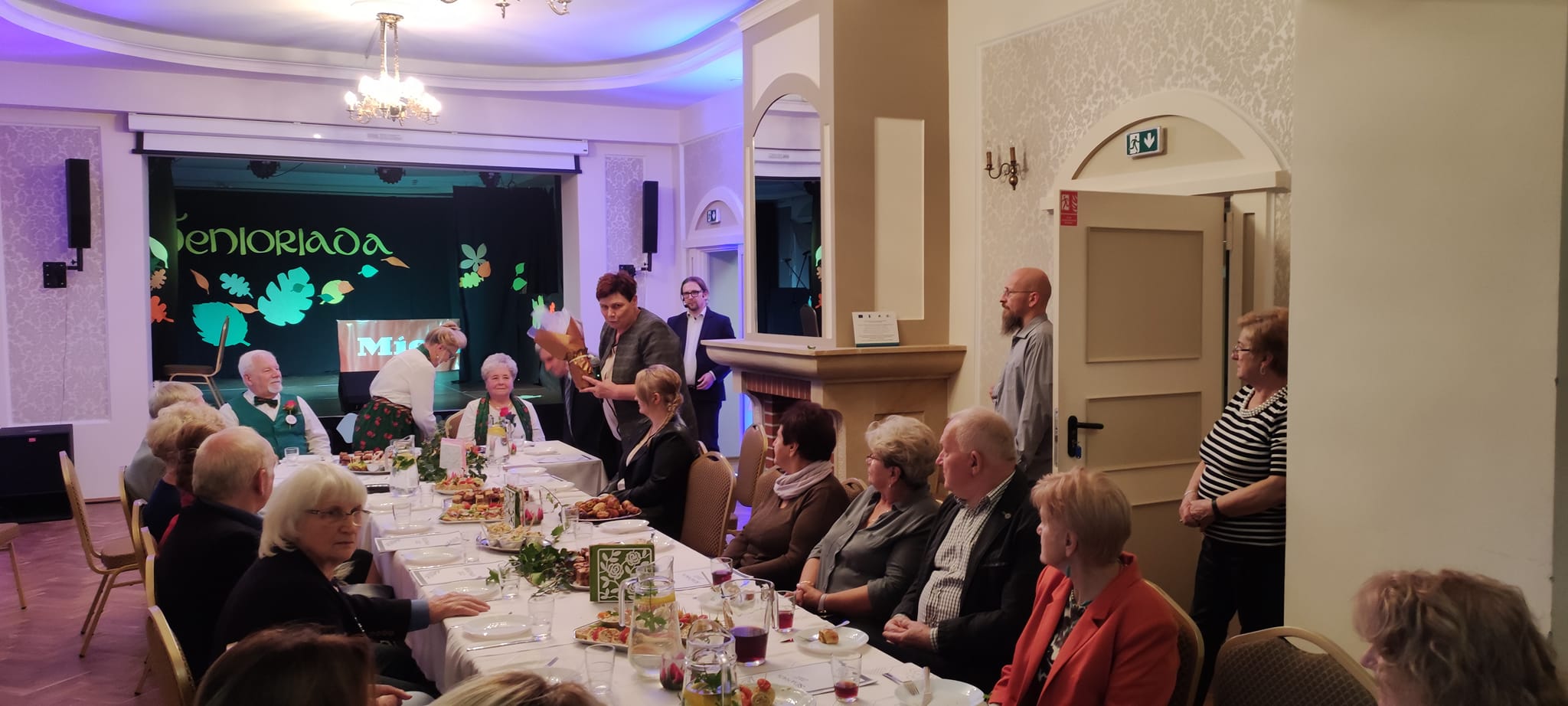 seniorzy oraz zaproszeni goście przy stole
