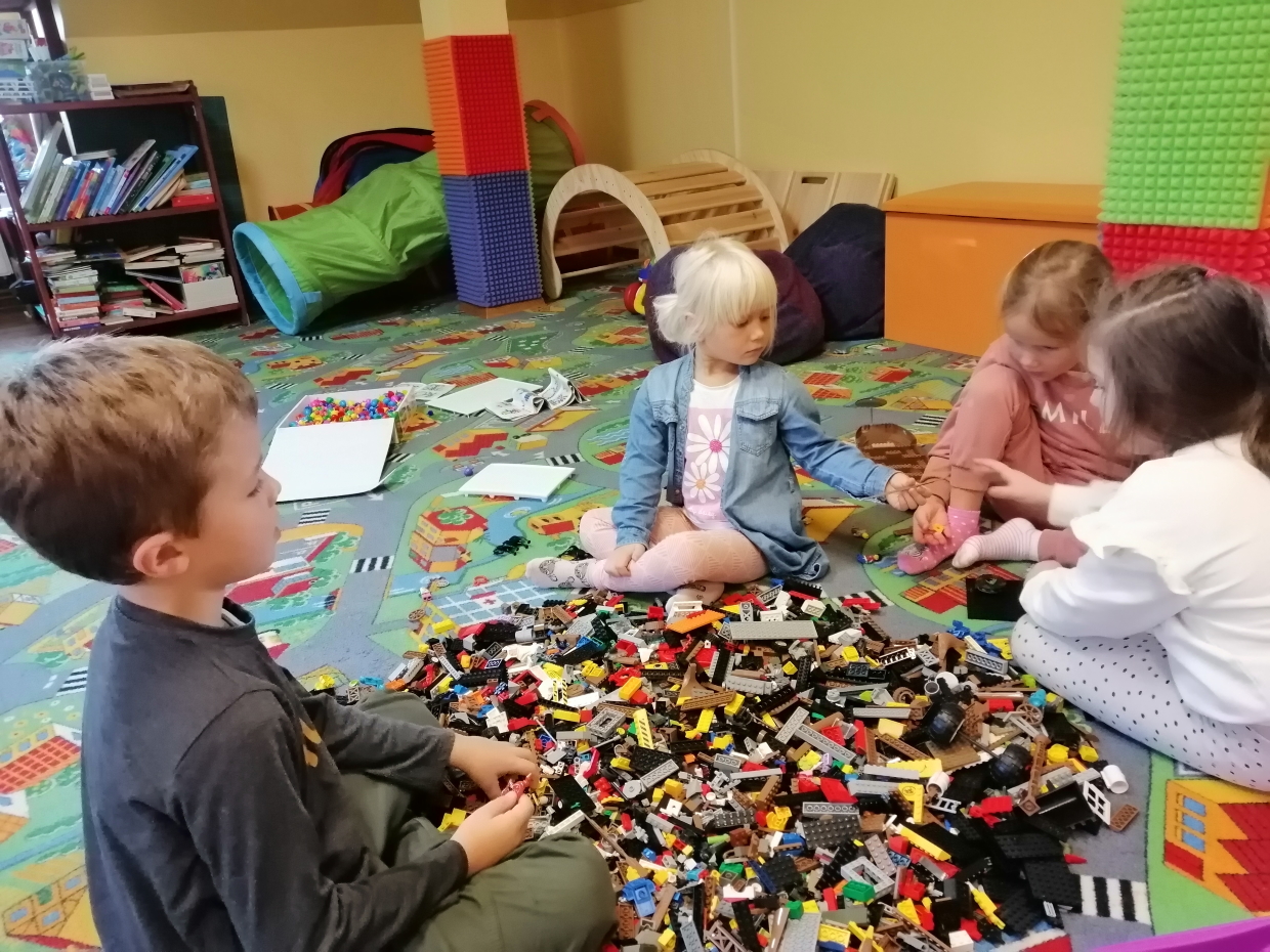 dzieci bawią się klockami lego