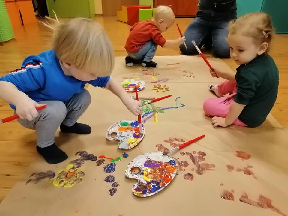 dzieci malujące farbami 