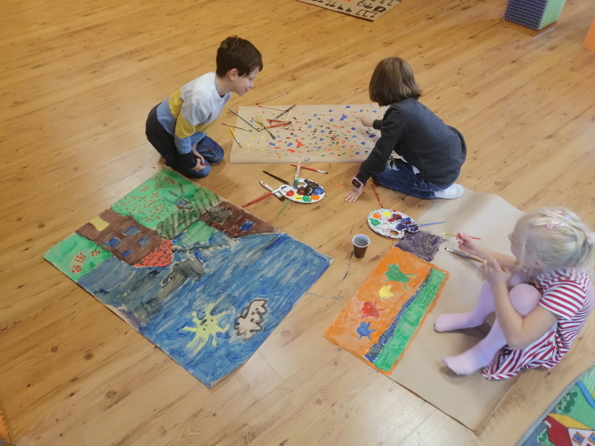 dzieci malują do muzyki farbami 
