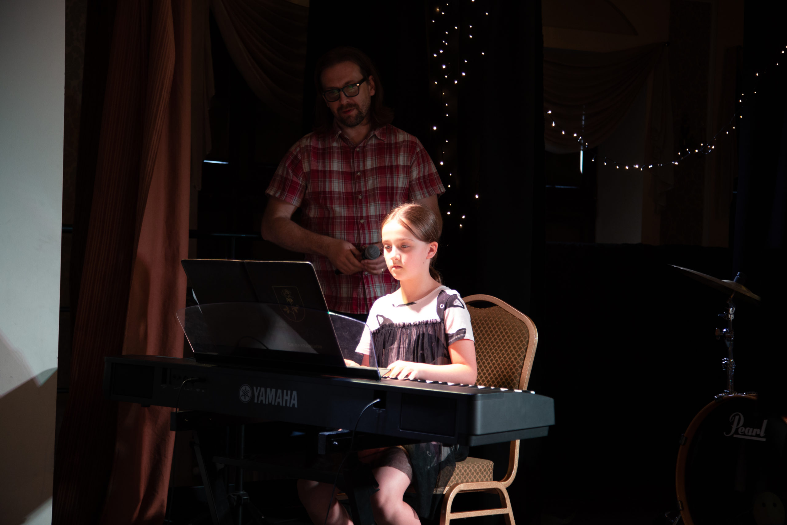 Dziewczynka grająca na pianinie