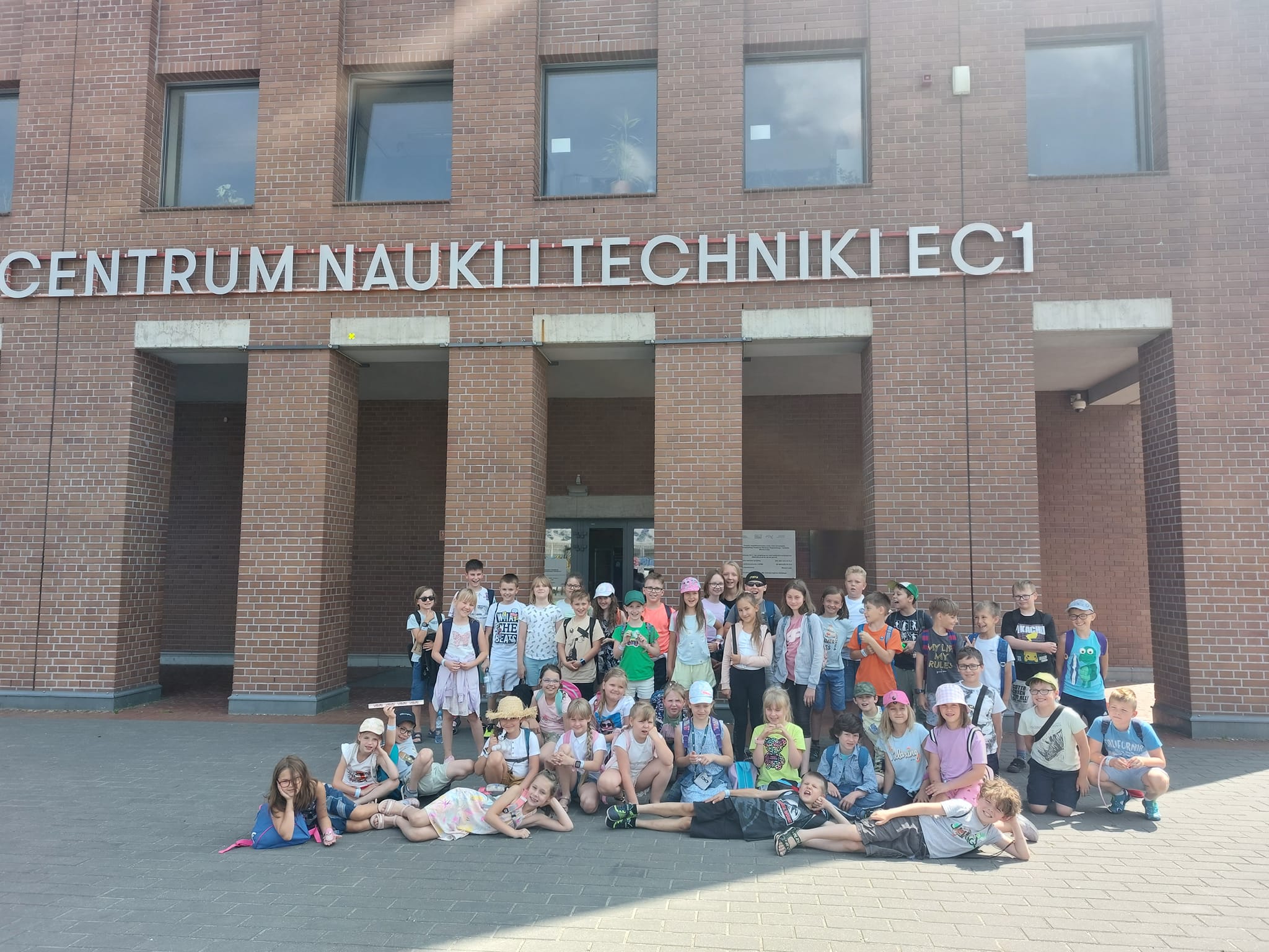 Grupa dzieci przed budynkiem Centrum Nauki i Techniki EC1